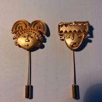 2 spille laccate oro, repliche di monili precolomb