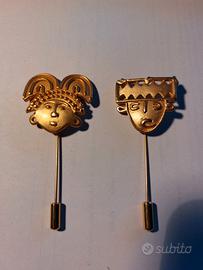 2 spille laccate oro, repliche di monili precolomb
