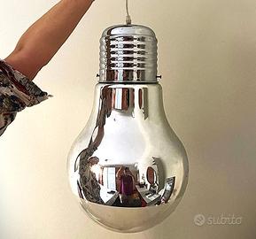 Lampadario moderno a forma di grande lampadina