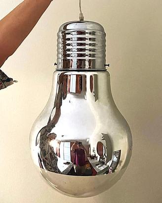 Lampadario moderno a forma di grande lampadina