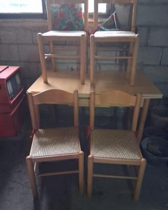 Tavolo e sedie in legno