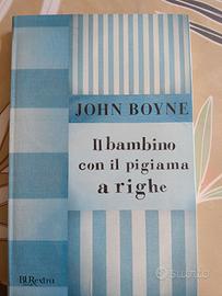 IL BAMBINO CON IL PIGIAMA A RIGHE