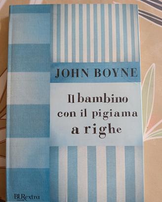 IL BAMBINO CON IL PIGIAMA A RIGHE