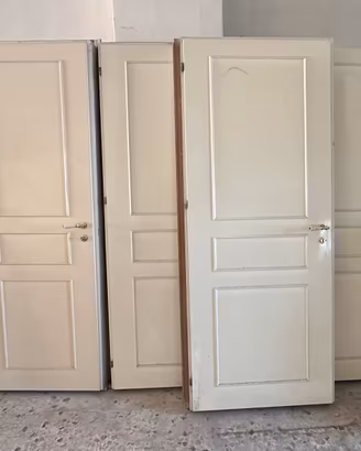 Porte in legno complete di telaio e maniglie
