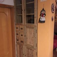 vetrina bifacciale in legno vecchio ante cassetti