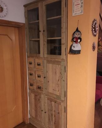 vetrina bifacciale in legno vecchio ante cassetti