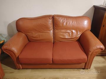 Divano 2 posti in pelle-usato, comodo e funzionale