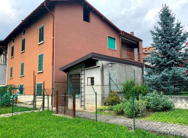 Porzione di casa con 2 unità abitative indipendent