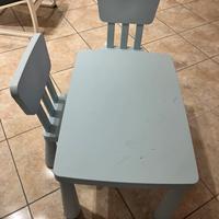 Tavolo gioco per bambini blu con due sedie