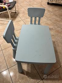 Tavolo gioco per bambini blu con due sedie