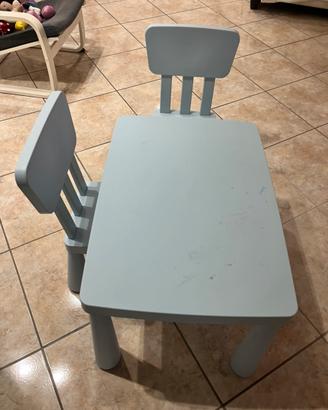 Tavolo gioco per bambini blu con due sedie