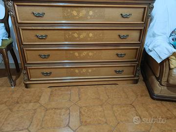 Camera da letto classica in legno intarsiato