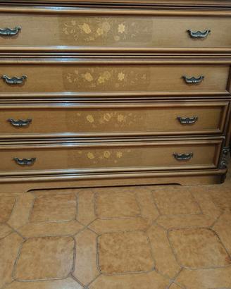 Camera da letto classica in legno intarsiato