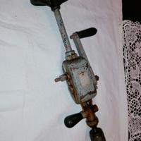 Vecchio trapano a mano