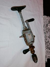 Vecchio trapano a mano