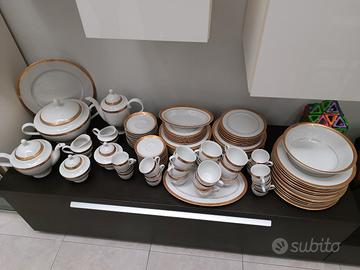 Corredo completo di 12 piatti, tazze e zuppiera. 