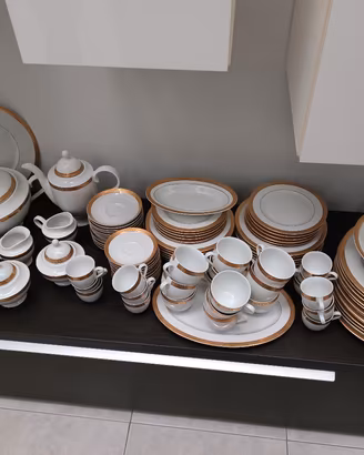 Corredo completo di 12 piatti, tazze e zuppiera. 