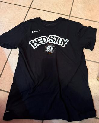T-shirt nera Nike Bed-Stuy