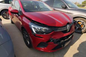 Renault Clio incidentata