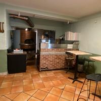 Pizzeria attrezzata con forno a legno