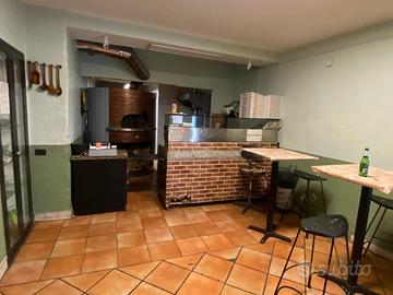 Pizzeria attrezzata con forno a legno