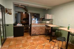 Pizzeria attrezzata con forno a legno