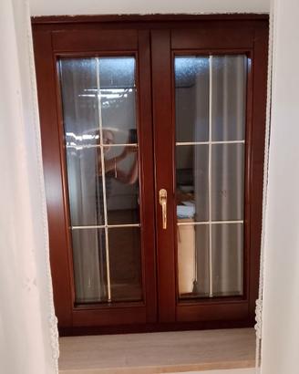 2 finestre in legno con vetri