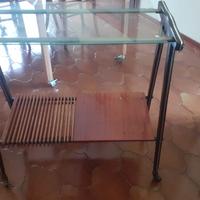 Carrello TV vintage su ruote 