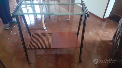 Carrello TV vintage su ruote 