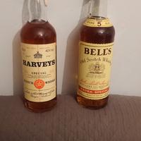 Bottiglie di Whisky Harveys e Bells vintage