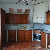 Cucina in legno massello e finta muratura