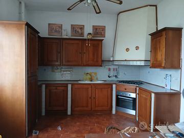 Cucina in legno massello e finta muratura