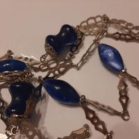 Collana con elementi blu
