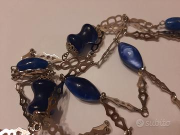 Collana con elementi blu