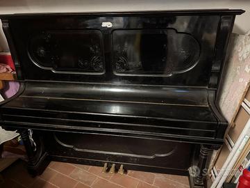 Pianoforte a parete vintage  con numero di serie