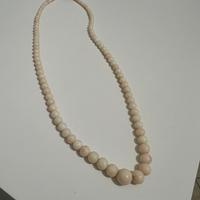 Collana corallo bianco avorio con veneature rosa