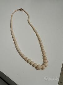 Collana corallo bianco avorio con veneature rosa