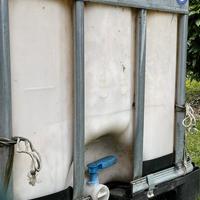 Cisterna IBC in plastica 1000 l usata