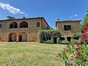 Rustico / Casale di 450 m² con più di 5 locali e b