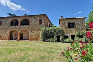 Rustico / Casale di 450 m² con più di 5 locali e b