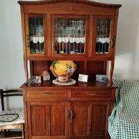 Mobile credenza in legno di ciliegio decorata 