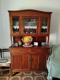 Mobile credenza in legno di ciliegio decorata 