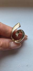Anello dorato grande raffinato 