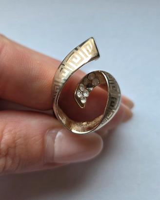 Anello dorato grande raffinato 