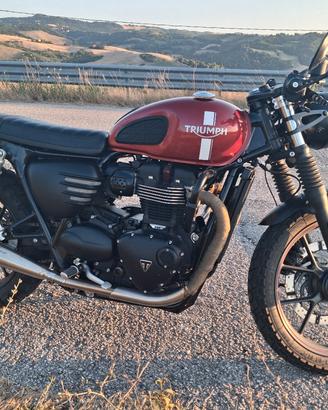 Triumph Bonneville  street  twin  cafe racer