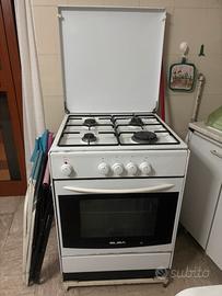 Cucina con forno elettrico