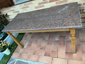 Tavolo con lastra di granito