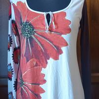 Maglia Desigual con fiori rossi