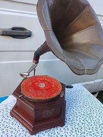 Grammofono a tromba antico
