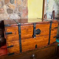 Forziere antico in legno massello e ferro battuto